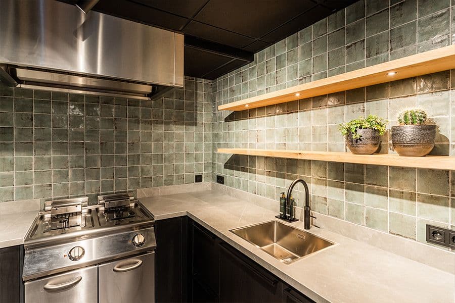 Keuken in de kantine van Hardeman van Harten met RVS keukenblok. 