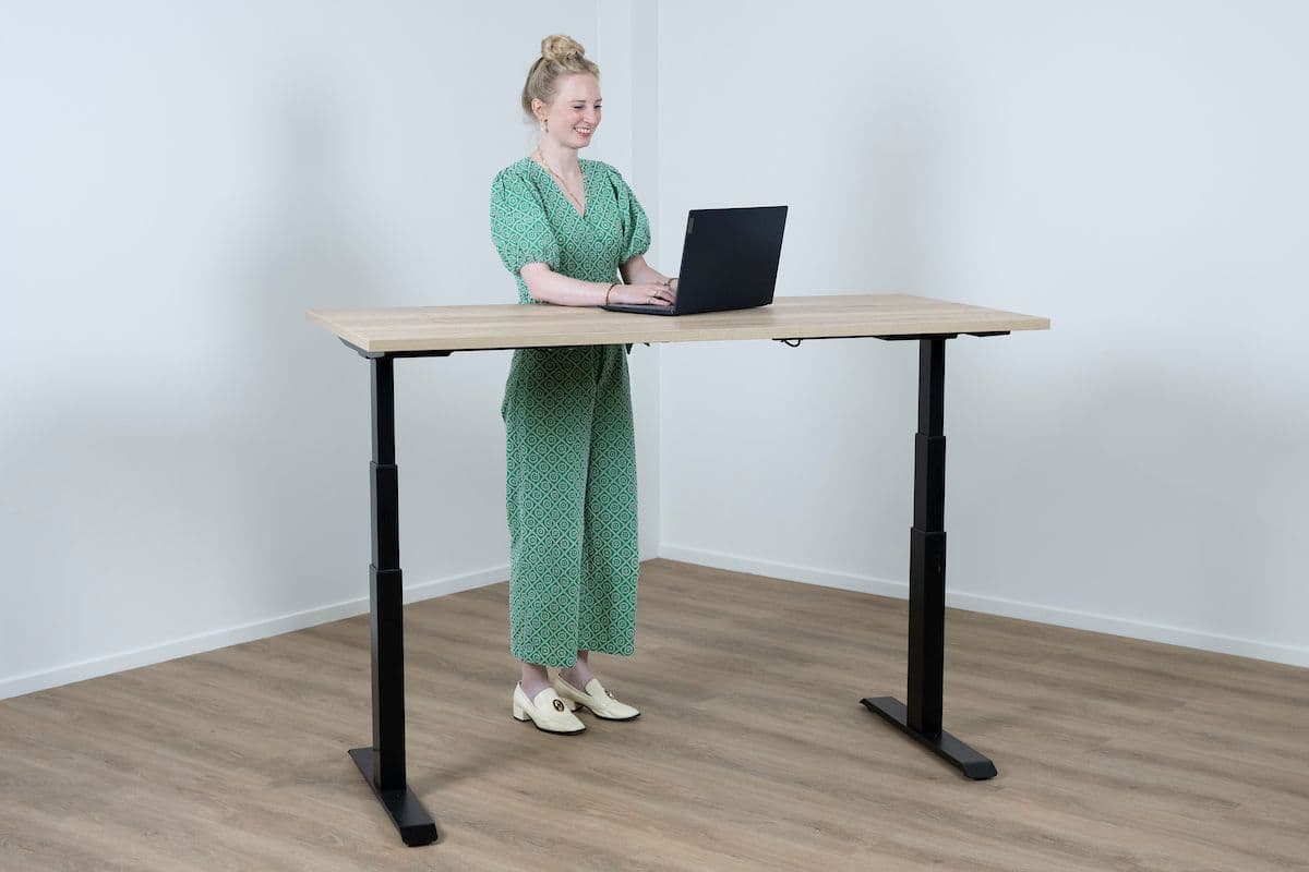 Vrouw staat achter zit sta bureau.