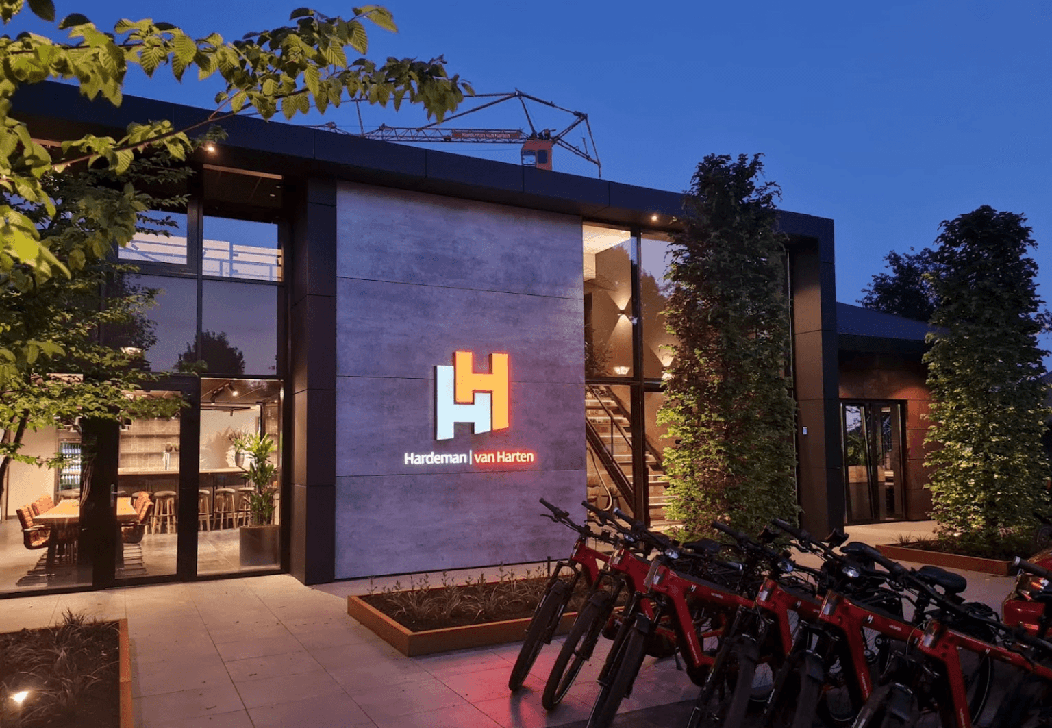 Buitenkant kantoor van Hardeman van Harten met lichtgevend logo. 