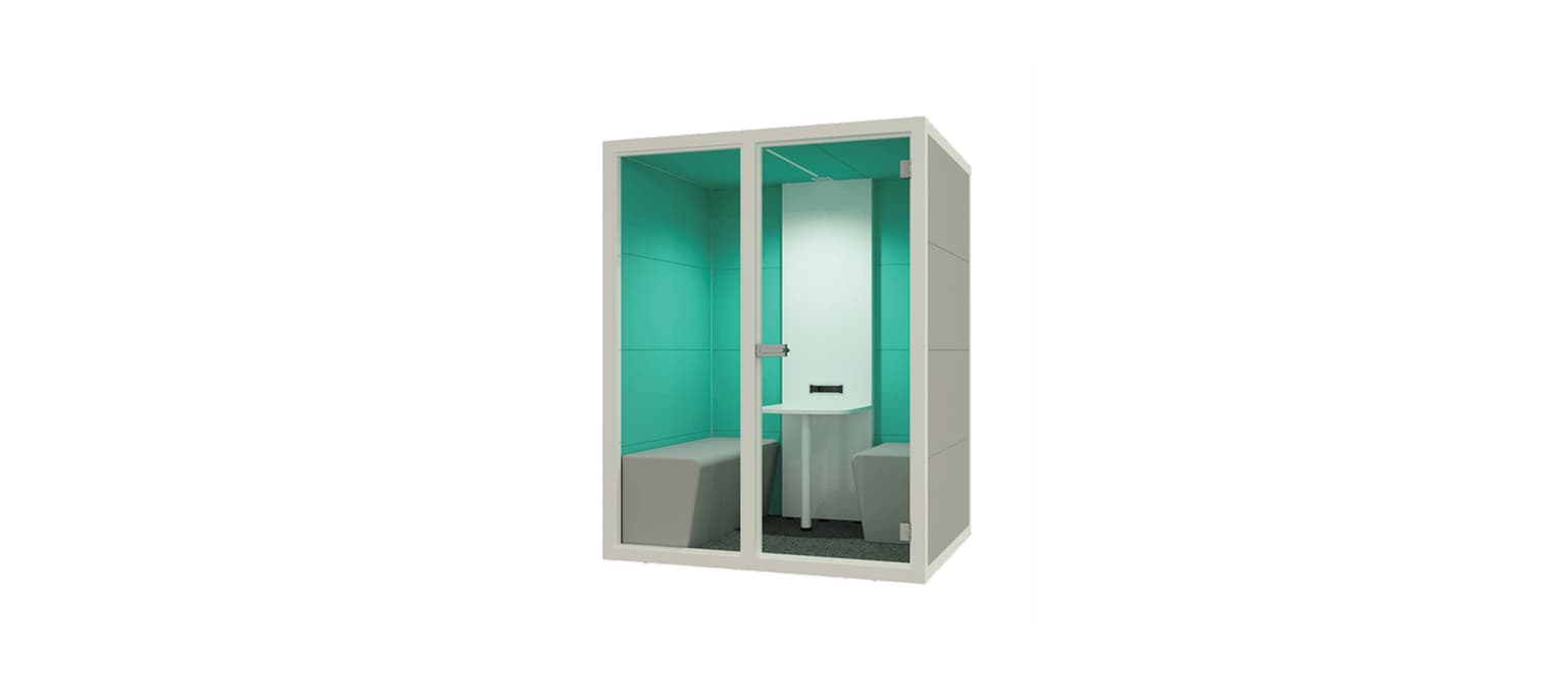 Geluidsdichte cabine met een grijze buitenkant, turquoise binnenkant en grijze banken. 